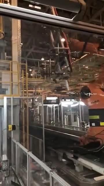 朋友五百万投资的厂,全厂就一个工人,自动化设备真的太厉害了